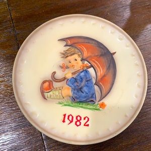 M.J Hummel vintage 1982 plate